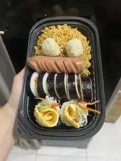 Hình ảnh Combo Mì trộn, 1Xúc xích, 2cá viên , kimpap