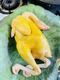 Hình ảnh Gà hấp lá sen