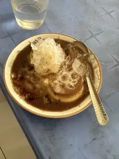 Hình ảnh 1 cái bánh flan kèm cafe, sữa đặc 