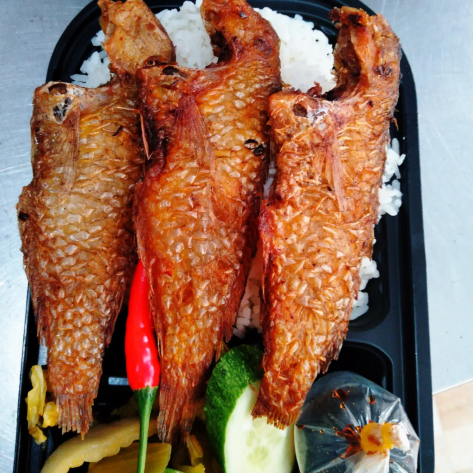 Hình ảnh Cơm cá mó chiên 