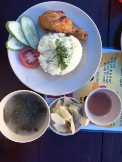 Hình ảnh cơm đùi gà chiên mắm