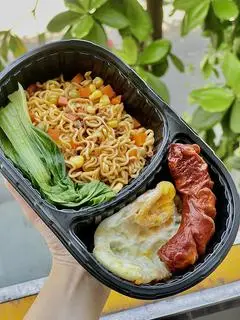 Hình ảnh Mì Indomie xúc xích trứng