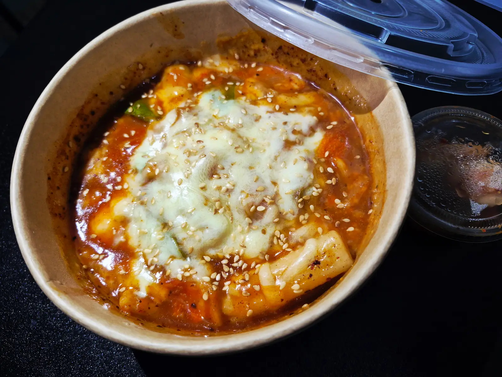 Hình ảnh Tokbokki chả cá phô mai kéo sợi