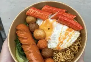 Hình ảnh Mì trộn Thanh cua - xúc xích 