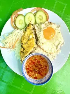 Hình ảnh CƠM TẤM CHẢ - TRỨNG ỐP LA