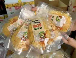 Hình ảnh Bánh tráng trộn sa tế ngũ vị