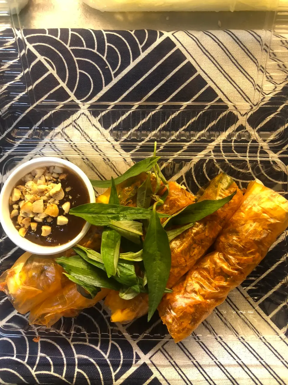 Hình ảnh Bánh tráng cuốn chấm sốt me