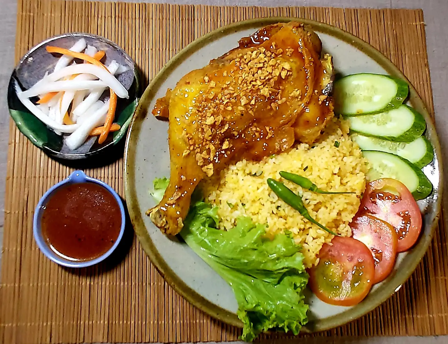 Hình ảnh Cơm gà xối mỡ góc tư - Mắm Tỏi 
