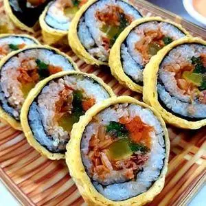 Hình ảnh Kimbap cuộn trứng