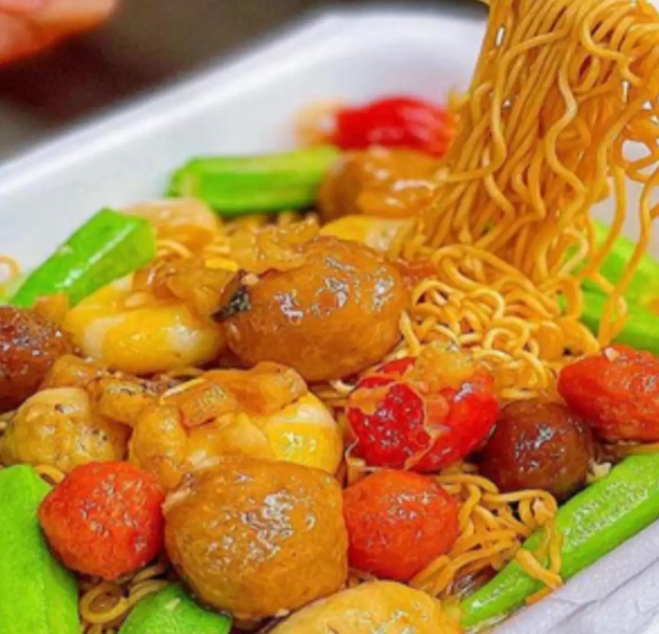 Hình ảnh ĂN UỐNG NO NÊ: Mì trộn mắm tỏi cá viên + 1 ly nước tự chọn