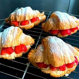 Hình ảnh Croissant creamcheese strawberry