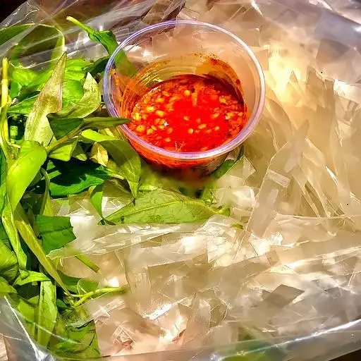 Hình ảnh Bánh tráng chấm kèm 3 trứng cút