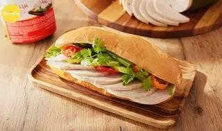 Hình ảnh Bánh mì chả lụa