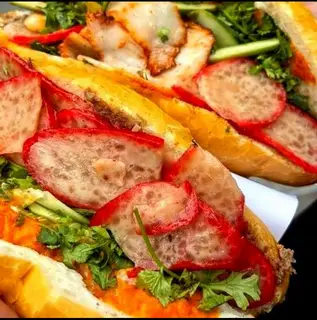 Hình ảnh Bánh mì Pate xúc xích đỏ
