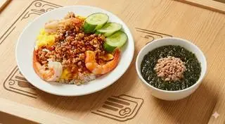 Hình ảnh Cơm tôm thịt bằm phủ trứng - canh rong biển