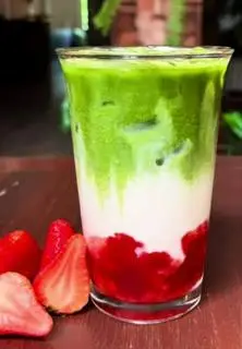 Hình ảnh Matcha latte dâu