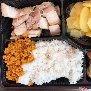 Hình ảnh Cơm thịt chưng mắm tép và thịt rang.