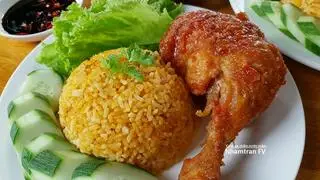 Hình ảnh cơm gà xối mỡ đùi 