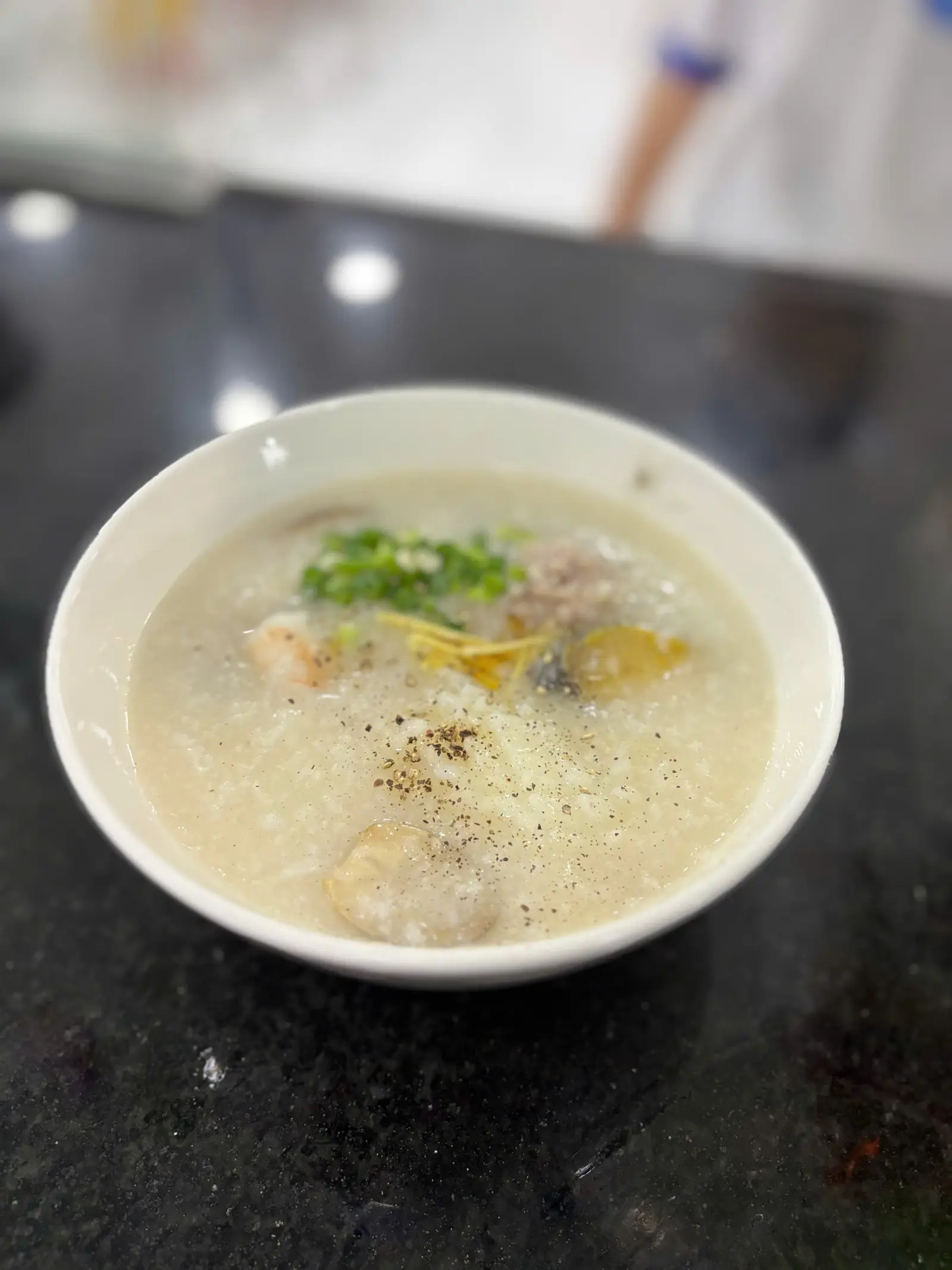 Hình ảnh Cháo thịt bằm - trứng gà ta - nấm rơm