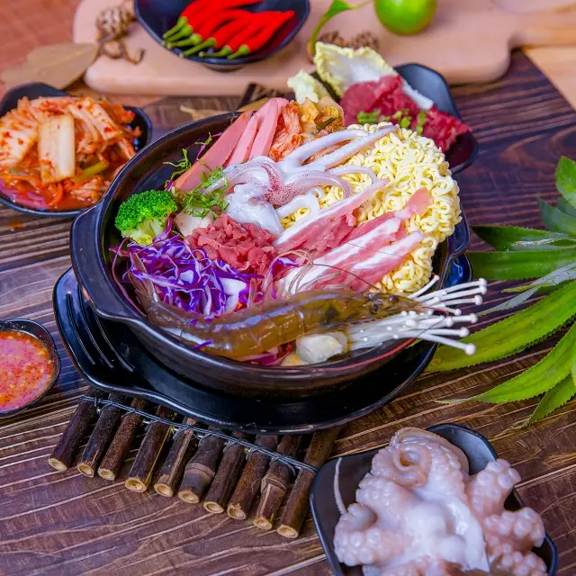 Hình ảnh Mì Cay Kim Chi Xúc Xích