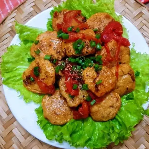 Hình ảnh Cơm chả cá sốt cà chua+ gà rang gừng+ món phụ