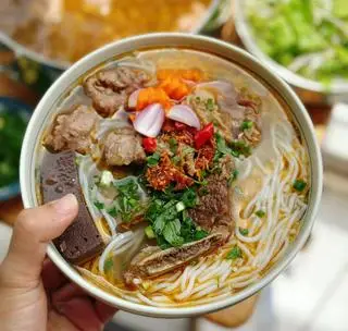 Hình ảnh Bún bò đầy đủ không giò
