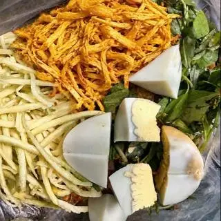 Hình ảnh Bánh tráng trộn trứng và khô gà