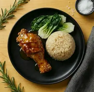 Hình ảnh Cơm Gà Đùi Tỏi Tắm Đường Đen