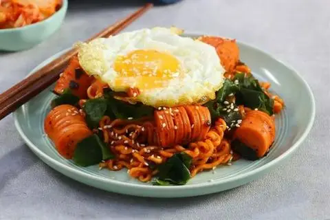 Hình ảnh Mì Xào Viên Chiên Xúc Xích Trứng