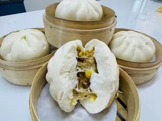 Hình ảnh Bánh bao bò , bắp,  phô mai