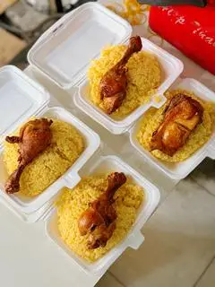 Hình ảnh Cơm Gà xối mỡ ức nhỏ