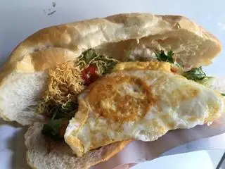 Hình ảnh Bánh mì ốp la chả