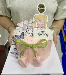 Hình ảnh Bánh kem trabg trí hình cô gái (15cm)
