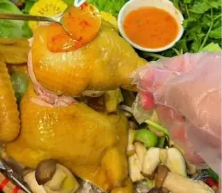 Hình ảnh Nguyên con gà hấp nấm ( không chân, lòng, mề)