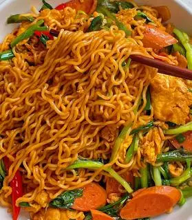 Hình ảnh mì trộn xúc xích 