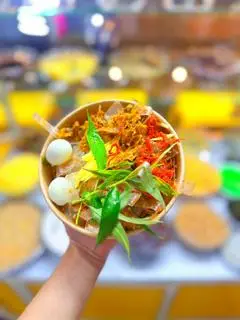 Hình ảnh Bánh tráng sợi trộn khô bò đỏ