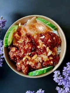 Hình ảnh cơm gà chiên mắm tỏi