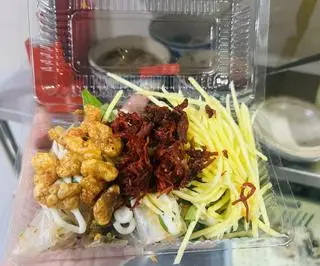 Hình ảnh Bánh tráng cuốn lắc khô bò
