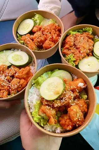 Hình ảnh Cơm Gà Viên Sốt Cay 