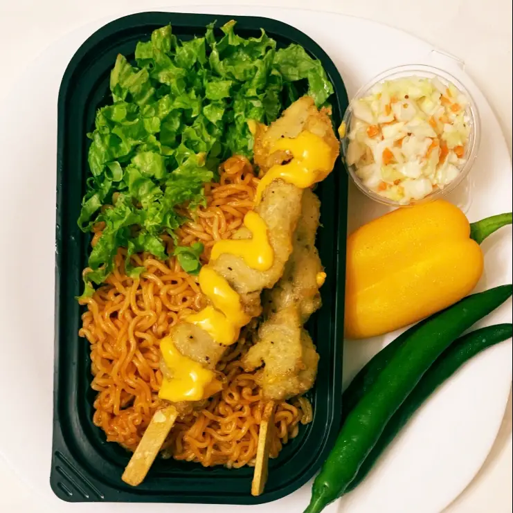 Hình ảnh Mì Korea trộn cay - 2 gà xiên sốt phô mai