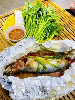 Hình ảnh Cá nục hấp giấy bạc - kèm rau đầy đủ