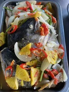 Hình ảnh Cơm đầu cá hồi kho dứa