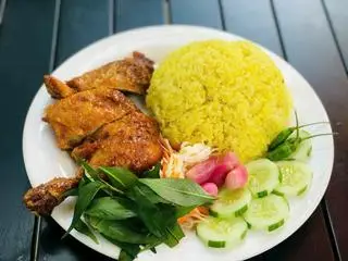 Hình ảnh Cơm gà chiên mắm