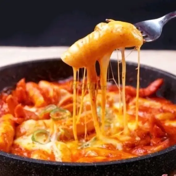 Hình ảnh TOKBOKI nhiều CHẢ CÁ phủ pho mai