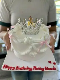 Hình ảnh Bánh kem vương miệng nơ hồng