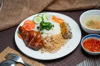 Hình ảnh Cơm tấm đùi gà bì chả