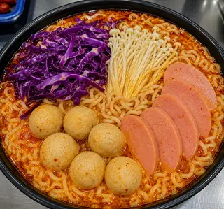 Hình ảnh MÌ CAY CÁ VIÊN + XÚC XÍCH