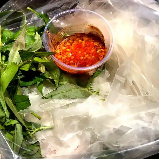 Hình ảnh Bánh tráng chấm kèm 3 trứng cút