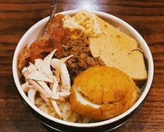 Hình ảnh Xôi xéo thập cẩm (giò - ruốc - pate - trứng kho - gà)