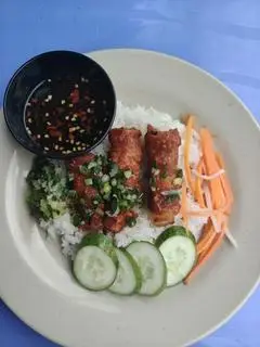 Hình ảnh CƠM THỊT XUYÊN KIM TIỀN NƯỚNG 